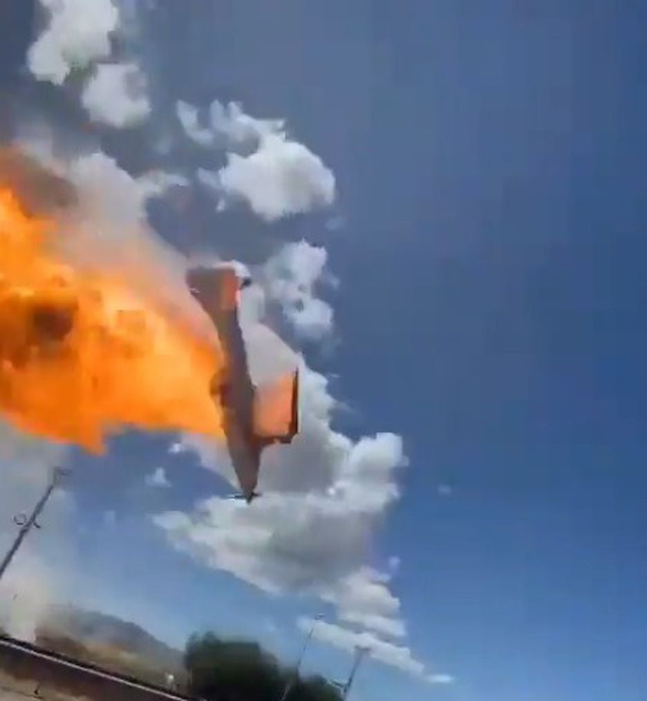Avião que apagava incêndio colide com poste e capota no ar no Chile - Foto: X