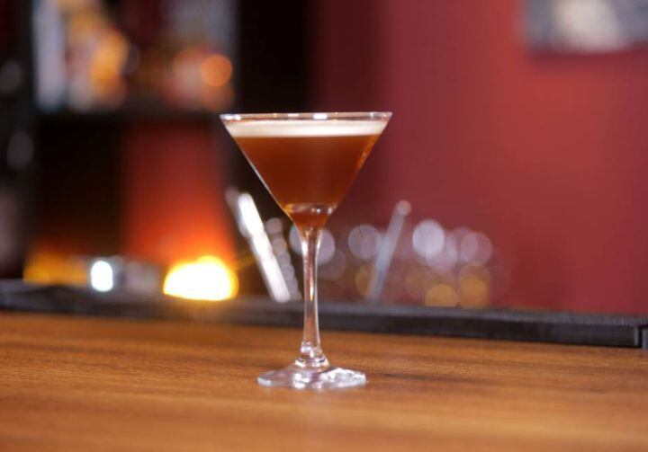 Expresso martini, drinque com vodca e café.