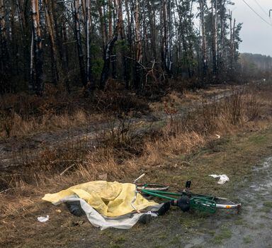 The body of a civilian near Bucha, Ukraine, on Sunday, April 3, 2022. President Joe Biden on Monday said reports of indiscriminate killings of civilians in Bucha constituted a Òwar crimeÓ and that President Vladimir Putin of Russia should face charges. (Daniel Berehulak/The New York Times)