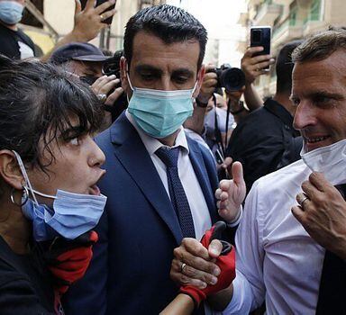 Abordado por moradora, Macron retira máscara ao visitar um dos locais devastados em Beirute
