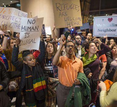 Manifestantes protestam no Aeroporto Internacional de Logan, em Boston, no Estado de Massachusetts, contra o decreto de Trump que proíbe a entrada de cidadãos de sete países árabes