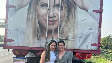 A cantora Maraisa ao lado da caminhoneira Laís Oliveira, que tem homenagem a Marília Mendonça em seu caminhão. Foto: Instagram/@fernandomoco