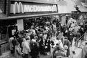 O primeiro dia de funcionamento do McDonald's na União Soviética, na praça Pushkin em Moscou, 31/1/1990
