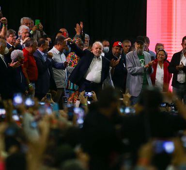 Presidente Lula participa do evento de lançamento de sua pré-candidatura à Presidência.
