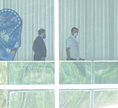 O presidente da Republica, Jair Bolsonaro usando máscara, caminha da biblioteca para área privada do Palacio da Alvorada. Foto tirada na manhã desta sexta, 13.