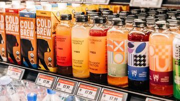 A bebida com infusão de CBD Vybes em exposição em uma loja do Westside Market em Manhattan, em 22 de janeiro de 2024. A falta de regras federais e uma confusão de regulamentações estaduais impossibilitaram a distribuição da Vybes por um varejista nacional, como a Target ou o Walmart. Isso prejudicou o potencial de crescimento da bebida, disse Jonathan Eppers, que deixou o setor de tecnologia para criar a Vybes em 2018. Foto: JEENAH MOON