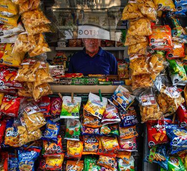 Quiosques no centro de Santiago vendem produtos com avisos nutricionais sobre itens com alto teor de açúcar, sal, calorias ou gorduras saturadas