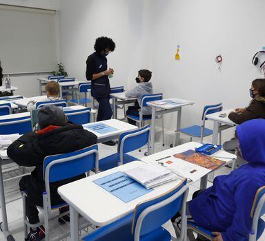 São Paulo determina priorizar 1º, 2º, 5º e 9º anos do fundamental e 3º do médio e alunos que não têm acesso à internet na volta às aulas.