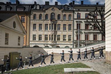 Guarda de honra do exército sueco marchando para uma cerimônia de bandeira em Estocolmo no domingo Foto: Sergey Ponomarev/The New York Times