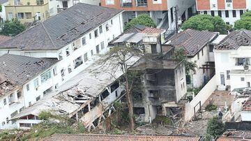 Avião que transportava Campos e mais seis pessoas caiu no bairro do Boqueirão, em Santos. Foto: Márcio Fernandes/Estadão - 13.08.2014