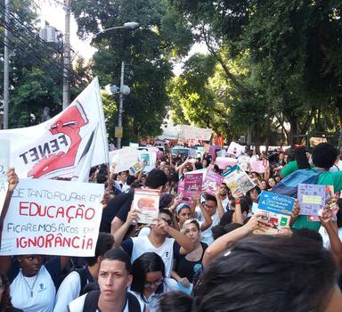 Estudantes fazem protesto contra Bolsonaro no Rio
