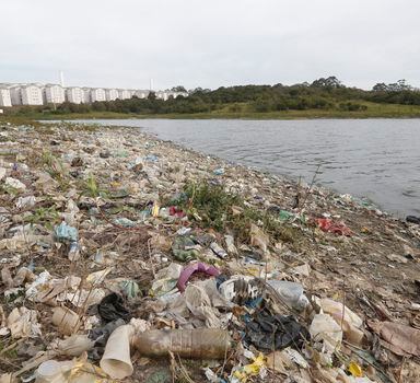 Lixo acumulado nas margens da represa Billings, na região metropolitana de SP. Universalização do saneamento é prevista para até 2033.