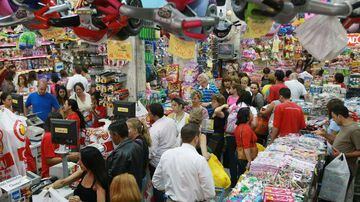 A menos de uma semana do feriado cristão, consumidores lotam as lojas na região da 25 de Março, no centro de São Paulo. Todos querem garantir o presente para as festas. Foto: Valéria Gonçalvez/AE