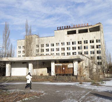 Um prédio abandonado em Pripyat, Ucrânia, que foi evacuado no dia seguinte ao desastre de Chernobyl em 1986