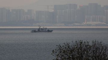 Barco pesqueiro navega entre arquipélago de Kinmen, de Taiwan, e Xiamen, da China, em imagem desta terça-feira, 20. Incidentes na região aumentaram tensões regionais