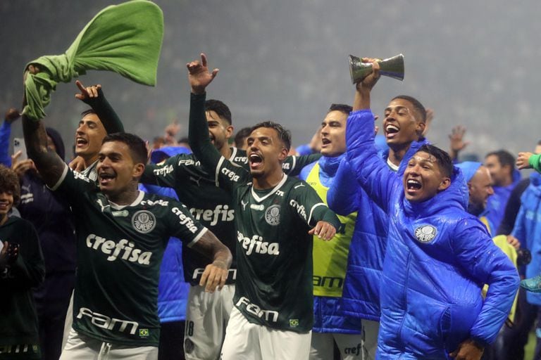 Jogadores do Palmeiras comemoram o título após o jogo com o Fortaleza.