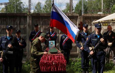 Pessoas assistem ao funeral de Alexander Skobelev, sargento júnior das forças armadas russas morto durante o conflito Rússia-Ucrânia, em 8 de junho de 2023