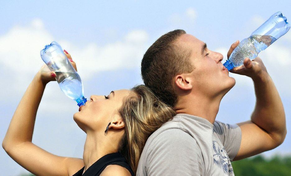 Beber água diariamente retarda o envelhecimento e previne doenças crônicas.