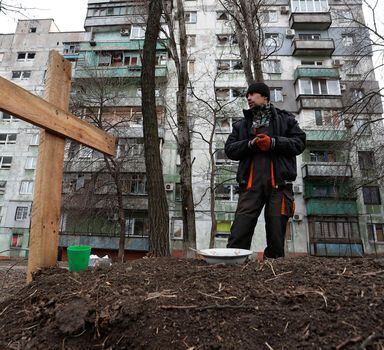 Ucraniano visita túmulo de amigo morto durante a ocupação russa de Mariupol
