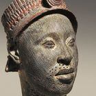 Máscara figura em livro sobre arte africana. Foto: Edições Sesc