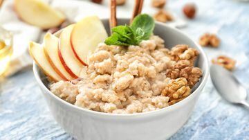 Tasty oatmeal with apple and walnut in bowl on table. Foto: Pixel-Shot/Adobe Stock