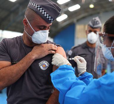 Policiais começaram a ser vacinados nesta segunda-feira no Estado de São Paulo