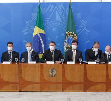 De máscara, Bolsonaro e ministros falam sobre ações no combate ao coronavírus