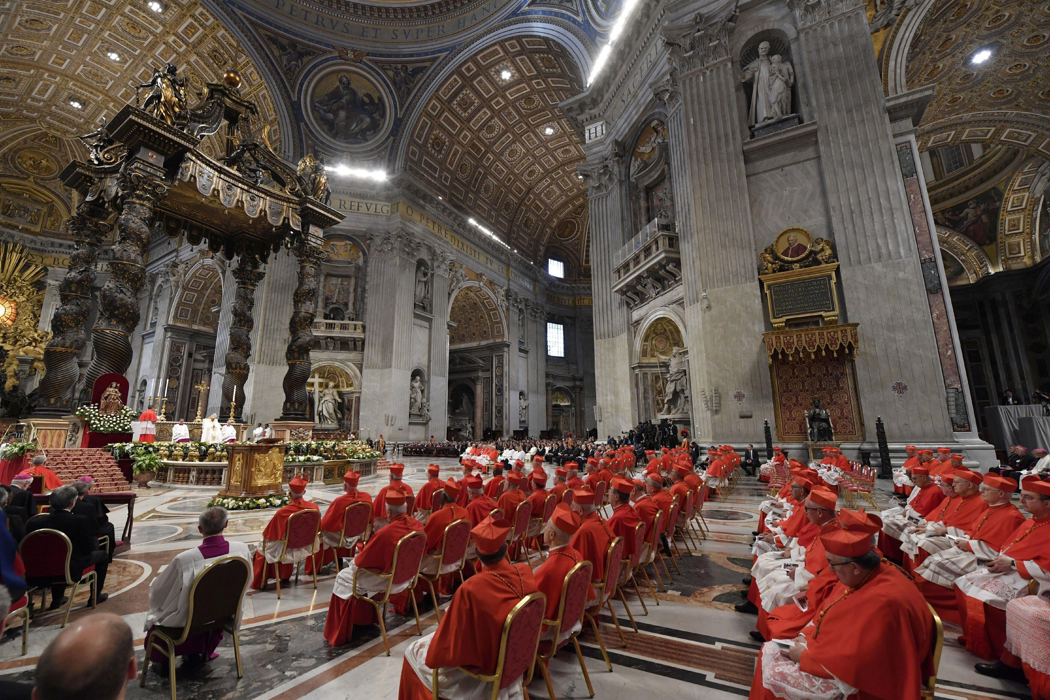 Com novos cardeais, Papa Francisco torna cúpula do Vaticano mais periférica