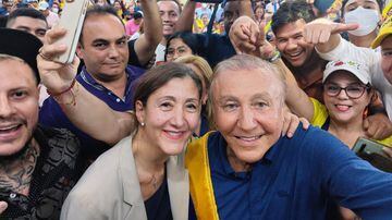 Handout picture released by the Ingrid Betancourt press office showing Colombian former presidential candidate Ingrid Betancourt (C-L) posing with independent presidential candidate Rodolfo Hernandez (C-R), in Barranquilla, Colombia, on May 20, 2022. - Betancourt announced her coalescence to Hernandez, ahead of the May 29 general election. (Photo by Ingrid Betancourt´s press office / AFP) / RESTRICTED TO EDITORIAL USE-MANDATORY CREDIT - AFP PHOTO / INGRID BETANCOURT´S PRESS OFFICE - NO MAFRKETING - NO ADVERTISING CAMPAIGNS - DISTRIBUTED AS A SERVICE TO CLIENTS. Foto:  Ingrid Betancourt´s press office / AFP