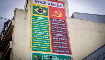 Painel que liga esquerda ao PCC será retirado de prédio em Porto Alegre