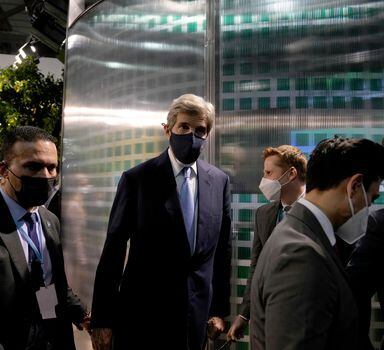 John Kerry deixa o encontro com representantes brasileiros na COP26