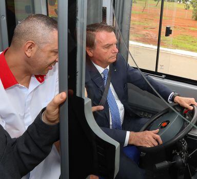 Presidente Jair Bolsonarodirige ônibus elétrico; filiação será guia para aliados