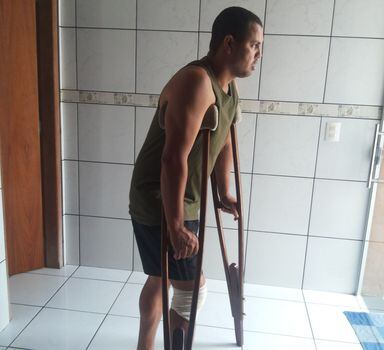 O marceneiro Elias de Matos Júnior, 35, morador em Floreal (SP), que teve o joelho direito operado, mas o problema era no joelho esquerdo.