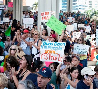 Em Fort Lauderdale, na Flórida, centenas de pessoas pedem endurecimento nas leis que permitem a compra de armas de cano longo nos EUA