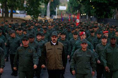 Maduro (C) ao lado do ministro da Defesa, Vladimir Padrino López (E), e do comandante militar Remigio Ceballos, com tropas leais ao chavismo em Caracas