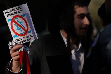Judeus ultraortodoxos que se opõem ao sionismo protestam no National Mall em Washington, DC, em 14 de dezembro de 2023