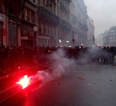 Policiais franceses atacam manifestantes nas ruas de Paris com gás lacrimogêneo