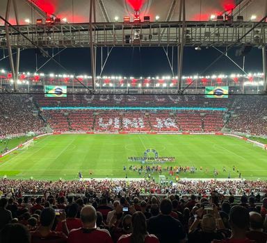 Torcida do Flamengo faz mosaico em apoio a Vincius Jr. após ataques racistas