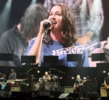 Foo Fighters e Alanis Morissette homenageiam Sinead O'Connor em festival no Japão