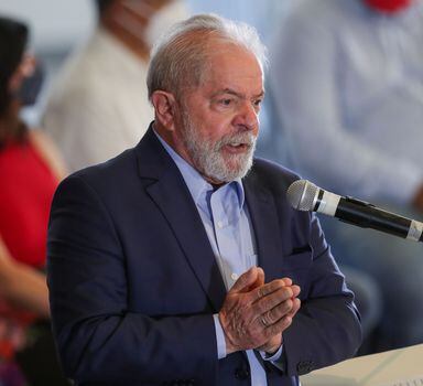 A estratégia de comunicação do ex-presidente Luiz Inácio Lula da Silva passa pela prioridade dada à economia popular, com acenos aos grupos mais jovens.
