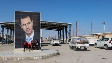 A picture of Syrian President Bashar al-Assad is seen on a road where vehicles containing aid from Hashid Shaabi (Popular Mobilization Forces), head to Syria to support victims of the deadly earthquake, on the Syrian side of Iraq-Syria border, Syria, February 12, 2023. REUTERS/Ahmed Saad. Foto: Ahmed Saad/Reuters