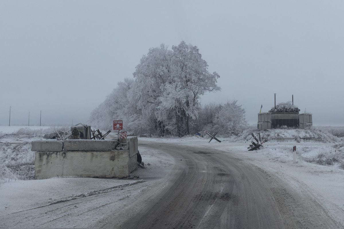 Posto de controle militar na região de Kharkiv, na Ucrânia, indica minas terrestres ao longo da estrada, em imagem de dezembro de 2023