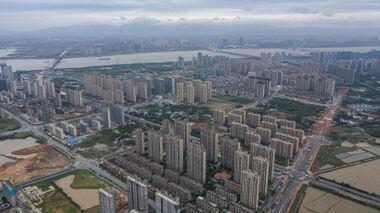 Vista aérea de Nanchang, com faixas de torres residenciais; arranha-céus da cidade representaram a transformação urbana