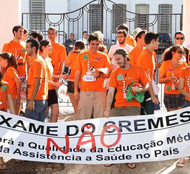 Formandos do curso de medicina da Universidade Estadual de Campinas, Unicamp, protestam em 2012 contra a realizaçao do exame do Cremesp.