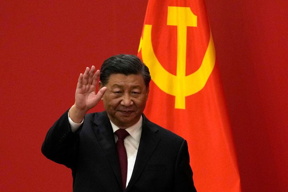 O presidente chinês Xi Jinping acena em um evento para apresentar os novos membros do Comitê Permanente do Politburo no Grande Salão do Povo em Pequim, domingo, 23 de outubro de 2022