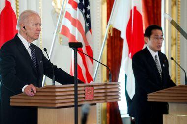 Joe Biden e Fumio Kishida participam de coletiva de imprensa no Palácio Akasaka, em Tóquio. 