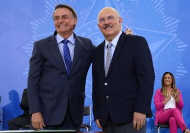 Bolsonaro e o então ministro Milton Ribeiro participam de evento no MEC, em fevereiro; presidente já tenta "descolar" sua imagem da de Ribeiro. "Ele que responda pelos atos dele", disse Bolsonaro nesta quarta-feira.