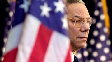 Colin Powell, então secretário de Estado dos EUA, no Departamento de Estado, em Washington, em fevereiro de 2001; general aposentado morreu aos 84 anos nesta segunda-feira, 18. Foto: AP Photo/Kenneth Lambert