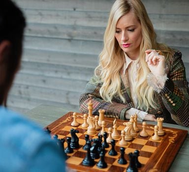 Norueguês Carlsen por quarto êxito na partida mundial de xadrez - Prensa  Latina