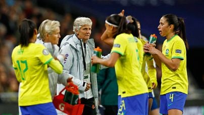 Soccer Football - Women's Finalissima - England v Brazil - Wembley Stadium, London, Britain - April 6, 2023 Brazil coach Pia Sundhage with her players during the match Action Images via Reuters/Andrew Boyers. Foto: Andrew Boyers/ Reuters